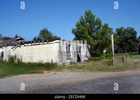 Der alte Lissabon Community Country Store, in Arkansas, liegt in Trümmern. Das Dach ist eingestürzt und die Fenster sind kaputt. Stockfoto