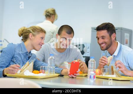 Zwei Angestellte, die eine Mittagspause und einen Kaffee machen Stockfoto