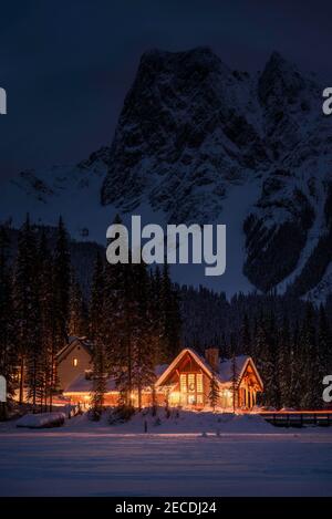 Das Juwel des Yoho National Park leuchtet nach Sonnenuntergang am Emerald Lake in den kanadischen Rockies, besonders im Winter. Stockfoto