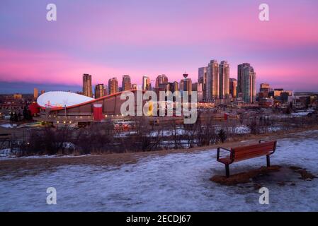 Ein klassischer Blick auf die Calgary Skyline und den Saddledome von Scotsman Hill bei einem Wintersonnenaufgang. Stockfoto