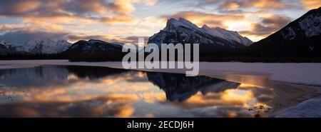 Ein Winterpanorama des Banff National Park bei Vermilion Lakes bei Sonnenaufgang. Stockfoto