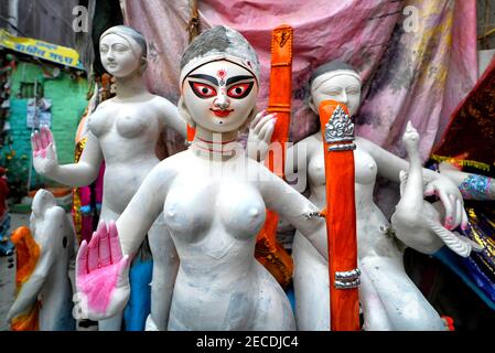 Idols of Devi Saraswati gesehen während der Vorbereitungen für die bevorstehende Basant Panchami Festival.Basant Panchami oder Vasant Panchami ist ein hinduistisches Festival, das das Kommen des Frühlings in Indien feiert. Stockfoto