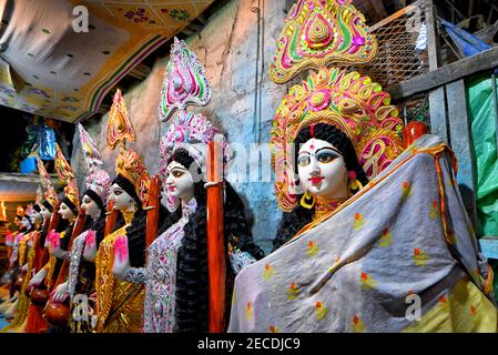 Idols of Devi Saraswati gesehen während der Vorbereitungen für die bevorstehende Basant Panchami Festival.Basant Panchami oder Vasant Panchami ist ein hinduistisches Festival, das das Kommen des Frühlings in Indien feiert. Stockfoto