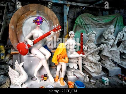 Idols of Devi Saraswati gesehen während der Vorbereitungen für die bevorstehende Basant Panchami Festival.Basant Panchami oder Vasant Panchami ist ein hinduistisches Festival, das das Kommen des Frühlings in Indien feiert. Stockfoto