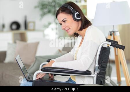 Behinderter Mann, der sich einen Film auf dem Laptop ansieht Stockfoto