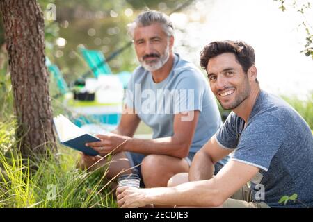 Glückliche Familie zeltet zusammen Stockfoto