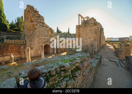 Kind Junge am östlichen Zugang des römischen Theaters von Merida. Eine der größten und umfangreichsten archäologischen Stätten in Europa. Zugang nach Westen. Extremadura, Spai Stockfoto