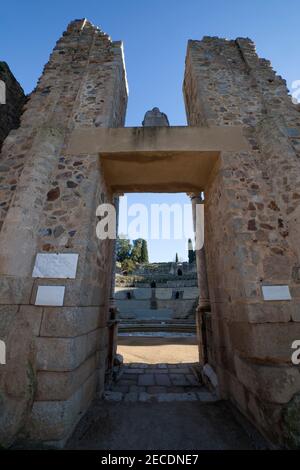 Merida römische Theater Tribüne gesehen zentrale Bühne Tür genannt Valva regia. Eine der größten und umfangreichsten archäologischen Stätten in Europa. Extr Stockfoto