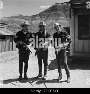 PETER LAWFORD DEAN MARTIN und FRANK SINATRA am Set Candid Gruppenportrait aufgenommen während Drehort der SERGEANTEN 3 / SERGEANT DREI 1962 Regisseur JOHN STURGES Essex Productions / Meadway-Claude Productions Company / United Artists Stockfoto