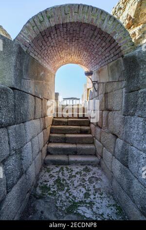 Zugang zum römischen Theater Merida. Eine der größten und umfangreichsten archäologischen Stätten in Europa. Extremadura, Spanien Stockfoto