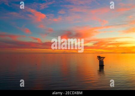 Wunderschöner Sonnenuntergang am Vaterstrand in Marbella Stockfoto