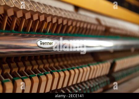 Offenes Klavier. Renner Action aus nächster Nähe. Deutsche Klavieraktion, innerer Mechanismus. Klavierstimmung, Reparatur und Wartung. Hämmer. Stockfoto