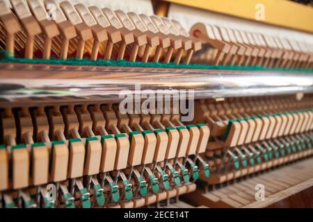 Offenes Klavier. Nahaufnahme der Klaviermusik. Deutsche Klavieraktion, innerer Mechanismus. Klavierstimmung, Reparatur und Wartung. Hämmer. Stockfoto