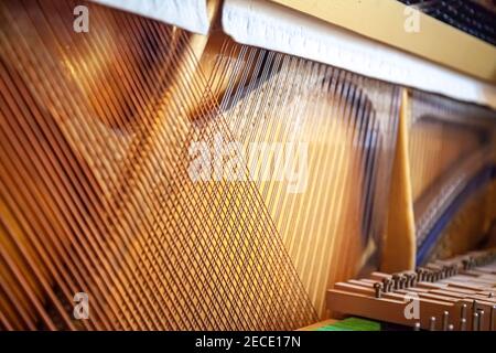 Klaviersaiten. Offenes Klavier. Piano Soundboard. Klavierrahmen. Kupferfäden. Klavierservice. Stockfoto