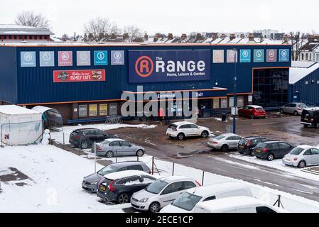 Der Range Store in Southend on Sea, Essex, UK, mit Schnee von Storm Darcy. Schnee auf dem Parkplatz. Kunden, die einreisen. Während der COVID 19-Sperre öffnen Stockfoto