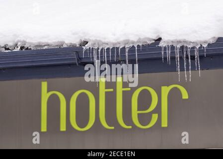 Heißer Laden in Southend on Sea, Essex, UK, mit Schnee von Storm Darcy und Eiszapfen. Gegensätze Konzept Stockfoto