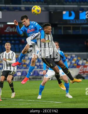 Neapel, Kampanien, Italien. Februar 2021, 13th. Hirving Lozano von Neapel macht einen Flugzeugabsturz gegen Danilo von Juventus.während der italienischen Serie A Fußballspiel SSC Napoli gegen FC Juventus am 13. Februar 2021 im Diego Armano Maradona Stadion in Neapel. Quelle: Fabio Sasso/ZUMA Wire/Alamy Live News Stockfoto