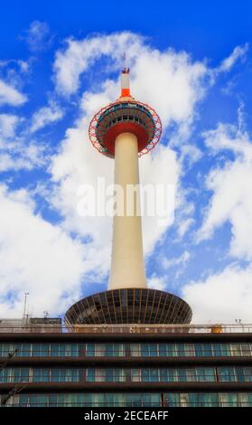 Runder weißer Telekommunikationsturm in Kyoto City über dem Dach eines modernen Stadthotels gegen blauen Himmel - Japan. Stockfoto