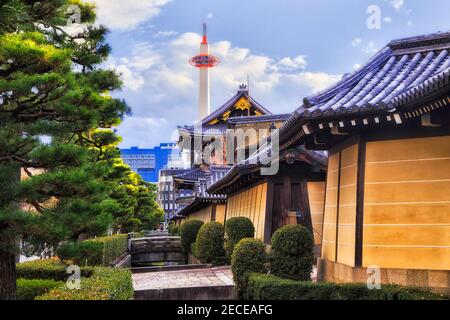 Alte und neue Türme in der Innenstadt von Kyoto City, Japan - traditionelle und moderne Architektur. Stockfoto