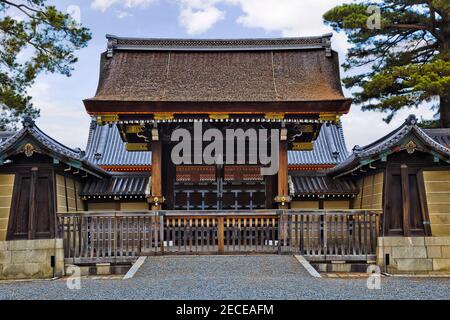 Historische hölzerne Eingangstore zu einem Heritage Park in der alten Kyoto-Stadt von Japan. Stockfoto