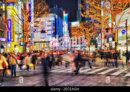 Tokio, Japan - 31 Dez 2019: Geschäftige Shibyua Kreuzung in Japan Hauptstadt Tokio am Silvesterabend mit hellen Dekoration von Bäumen und Anzeigen. Stockfoto