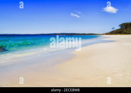 Unberührter weißer Sand am Hyams Beach in Jervis Bay Area in Australien - Sanddünen entlang der Pazifikküste. Stockfoto