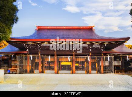 Fassade und Eingang der Meiji Main templa in Tokyo, Japan an einem sonnigen Tag unter blauem Himmel. Stockfoto