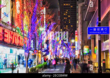 Tokio, Japan - 31. Dez 2019: Berühmtes Einkaufs- und Elektronikeinzelhandelsviertel bei Nacht mit hellen Neujahr Dekorationsleuchten rund um Ichibangai. Stockfoto