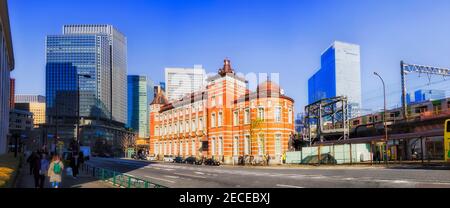 Historischer alter Backstein Hauptbahnhof der Eisenbahnen in Tokyo, Japan - breites urbanes Panorama. Stockfoto