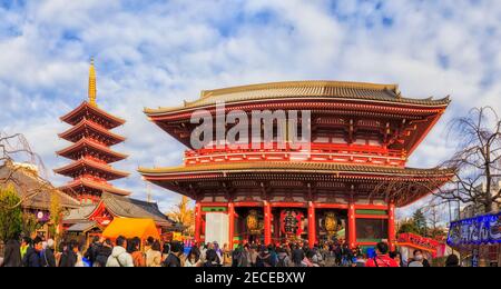 Tokio, Japan - 2. Januar 2020: Senso Ji shinto Tempel Haupttor und Pagode mit unkenntlichen Menschenmassen. Stockfoto