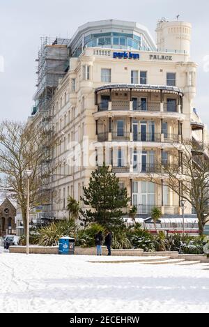 Park Inn, Radisson Palace Hotel in Southend on Sea, Essex, Großbritannien, mit Schnee von Storm Darcy. Historische Klippenunterkunft. Seitenansicht Stockfoto