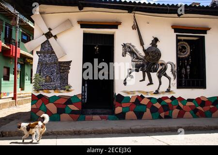 RAQUIRA, KOLUMBIEN - FEBRUAR 2021. Schöne Häuser der kleinen Stadt Raquira. Die Stadt der Töpfe, Kolumbien Stockfoto