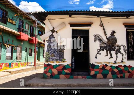 RAQUIRA, KOLUMBIEN - FEBRUAR 2021. Schöne Häuser der kleinen Stadt Raquira. Die Stadt der Töpfe, Kolumbien Stockfoto