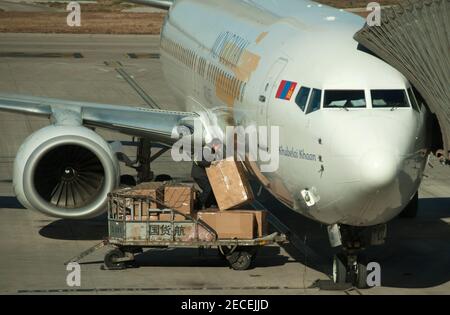 Eine mongolische Boeing 737-700 der National Flag Carrier Mongolian Airlines (MIAT) wird an einem sonnigen, blauen Himmel und an einem schadstofffreien Tag am Gate des Terminals 3 am Beijing Capital Airport im Bezirk Shunyi der chinesischen Hauptstadt Peking verladen und für die Abfahrt nach Ulan Bator in der Mongolei vorbereitet. China, VRC. © Time-Snaps Stockfoto