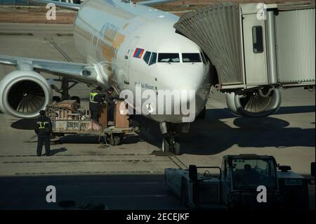 Eine mongolische Boeing 737-700 der National Flag Carrier Mongolian Airlines (MIAT) wird an einem sonnigen, blauen Himmel und an einem schadstofffreien Tag am Gate des Terminals 3 am Beijing Capital Airport im Bezirk Shunyi der chinesischen Hauptstadt Peking verladen und für die Abfahrt nach Ulan Bator in der Mongolei vorbereitet. China, VRC. © Time-Snaps Stockfoto