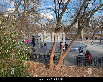 Im Vanderbilt bekommen Eltern und Kinder frische Luft Spielplatz im Prospect Park während der Covid-19 Pandemie, wenn dort Sind nicht viele Orte zu g Stockfoto