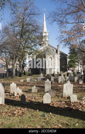 Friedhof hinter der Flatbush Reformierten protestantischen Holländischen Kirche, die älteste Kirche in Brooklyn, New York. Stockfoto