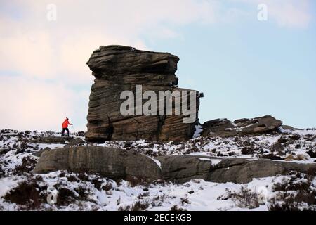 Winterspaziergang zum Gritstone Boulder von Mother Cap im Surprise View Im Peak District National Park Stockfoto