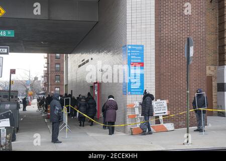 Im Maimonides Hospital warten die Menschen in der Kälte, um den Covid-19-Impfstoff in Brooklyn, New York, zu erhalten. Stockfoto