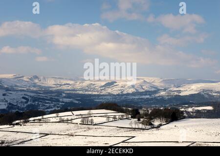 Blick auf Scraperlow Bauernhaus von Hathersage Moor mit Aussicht Über das Hope Valley in der Ferne Stockfoto