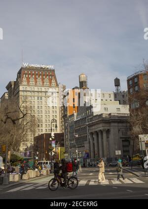 Blick nach Norden auf den Union Square East mit dem W Union Square Hotel an der Spitze, New York City. Stockfoto