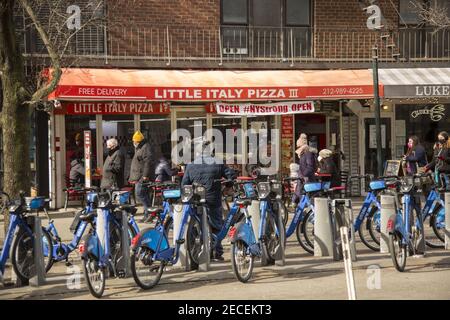 Little Italy Pizza am University Place in der 13th Street in Greenwich Village, New York City. n Stockfoto