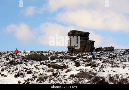 Winterspaziergang zum Gritstone Boulder von Mother Cap im Surprise View Im Peak District National Park Stockfoto