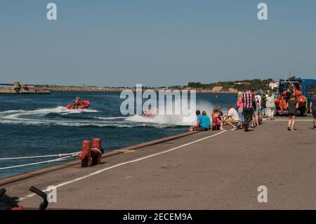 Korsor Dänemark - August 22. 2015: Royal Danish Navy RIB Boote segeln im Hafen Stockfoto