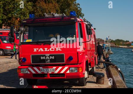 Korsor Dänemark - August 22. 2015: MAN Feuerwehrauto aus Falck am Pier Stockfoto