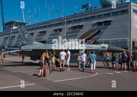 Korsor Dänemark - August 22. 2015: Royal Danish Air Force F16 Kampfjet wird der Öffentlichkeit gezeigt Stockfoto