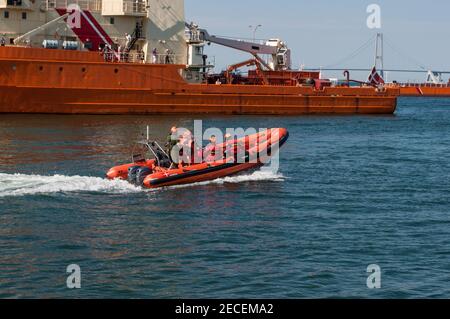 Korsor Dänemark - August 22. 2015: Royal Danish Navy RIB Boot segelt im Hafen Stockfoto