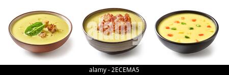 Schüsseln von Gemüsecremesuppe isoliert auf weißem Hintergrund Stockfoto