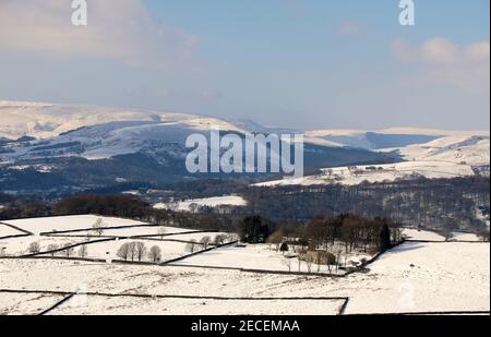 Blick auf Scraperlow Bauernhaus von Hathersage Moor mit Aussicht Über das Hope Valley in der Ferne Stockfoto