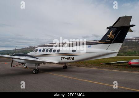 Akureyri Island - Juni 20. 2015: Beechcraft Kingair 200 Flugambulanz am Akureyri Flughafen Stockfoto